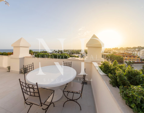 Ático con vistas al mar completamente reformado en la Milla de Oro de Marbella a la venta.