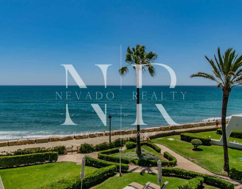Adosada en Urbanización Coral Beach en primera línea de playa en venta