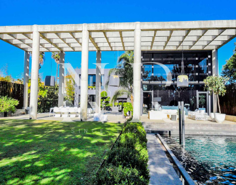 Villa en Estepona junto a la playa y el golf en venta 