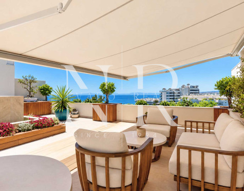 Penthouse à vendre à Don Gonzalo avec vue panoramique sur la mer et piscine privée.