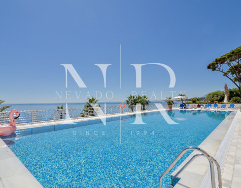 Apartamento en Marina Mariola, primera línea de playa en la Milla de Oro en venta