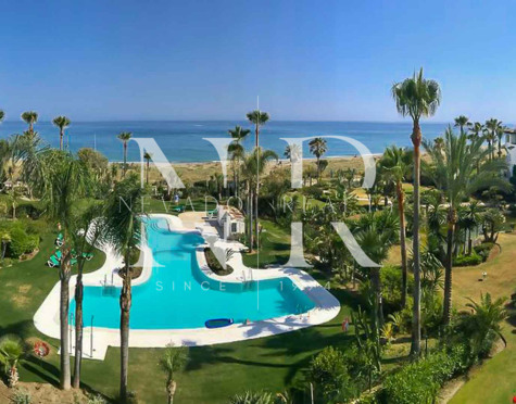 Apartamento en Estepona con vistas al mar en primera línea de playa a la venta