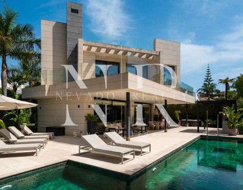 Villa en venta en Parcelas del Golf en comunidad cerrada, Nueva Andalucía