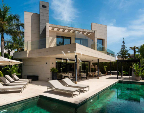 Villa en venta en Parcelas del Golf en comunidad cerrada, Nueva Andalucía