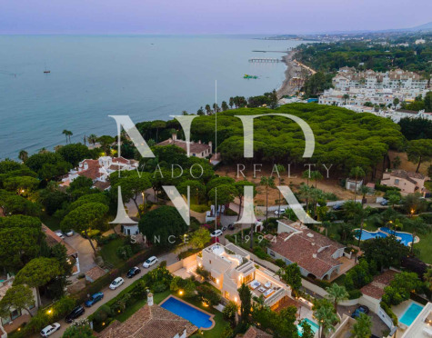 Villa junto a la playa en urbanización Casablanca en venta