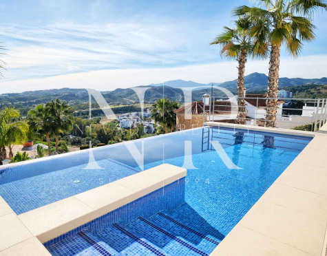 Villa en Benahavís junto a campo de golf a la venta