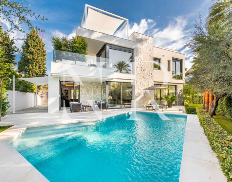 Villa en urbanización Casablanca, junto a la playa en venta