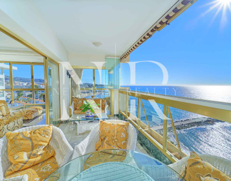 Ático en edificio Mayoral en primera línea de playa con vistas al mar a la venta