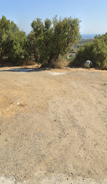 Parcela rústica con vistas panorámicas al mar