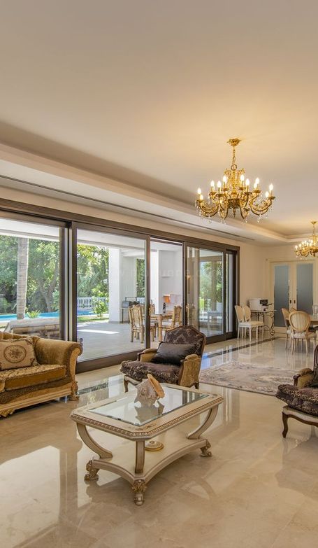 Villa de Lujo junto a la Playa en Guadalmina Baja