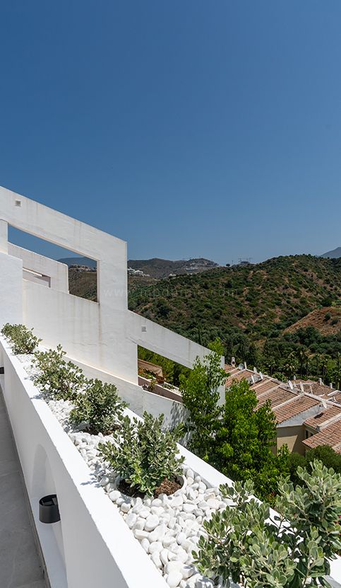 Fully refurbished apartment with sea, golf and mountain views