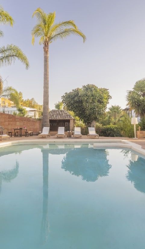 Renovated villa with Ibiza-style design near golf and the beach