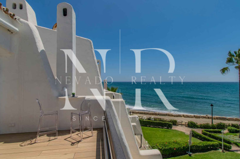 Frontline beach townhouse in Coral Beach Urbanization for sale