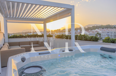 Ático con vistas al mar completamente reformado en la Milla de Oro de Marbella a la venta.