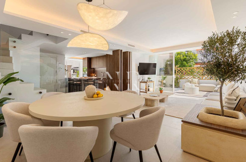 Maison de ville entièrement rénovée à Las Cumbres de Marbella à vendre