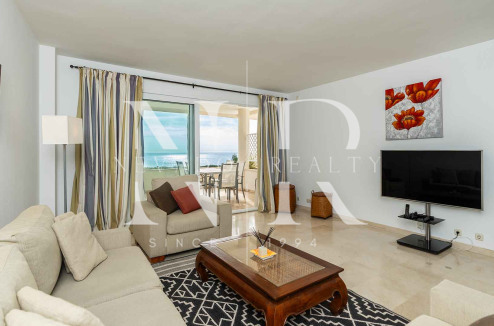 Sea front apartment in Los Granados Playa de Estepona for sale
