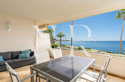 Sea front apartment in Los Granados Playa de Estepona for sale