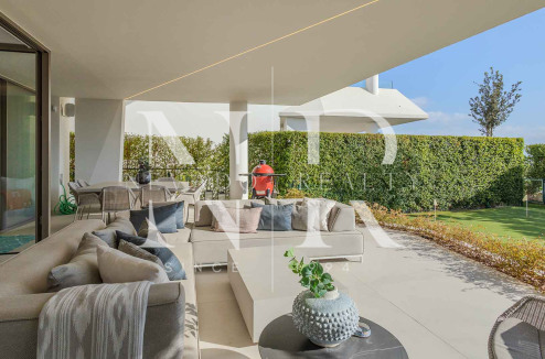 Villa jumelée de construction récente à Nueva Andalucia avec vue panoramique sur la mer à vendre