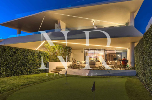 Villa jumelée de construction récente à Nueva Andalucia avec vue panoramique sur la mer à vendre