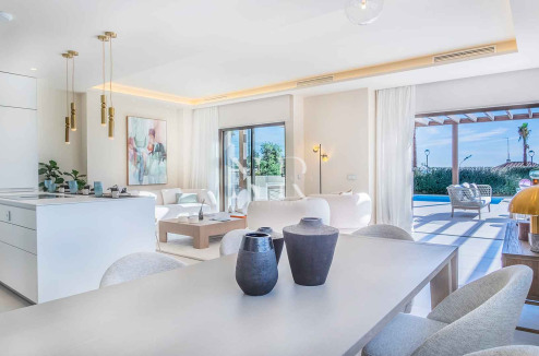 Villa en Estepona Este en comunidad cerrada en primera línea de playa en venta