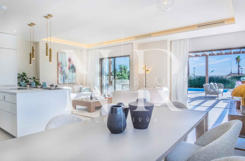 Villa en Estepona Este en comunidad cerrada en primera línea de playa en venta