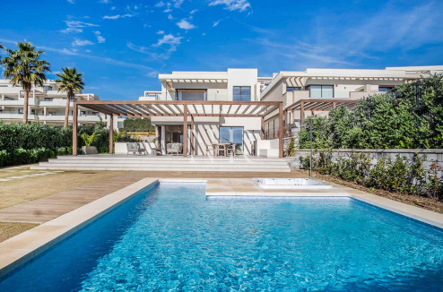 Villa en Estepona Este en comunidad cerrada en primera línea de playa en venta