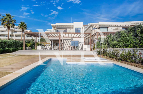 Villa en Estepona Este en comunidad cerrada en primera línea de playa en venta