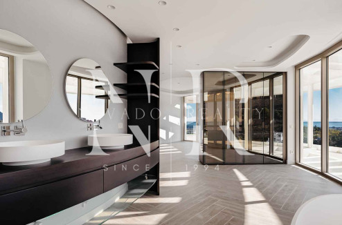 Penthouse in Benahavís with panoramic sea views for sale