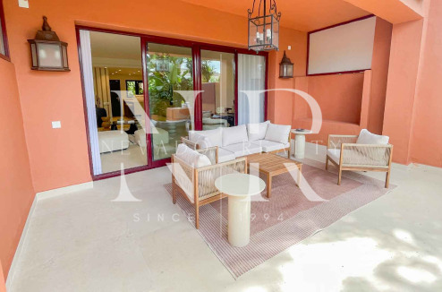 Adosada completamente reformada en alquiler de larga temporada en Urbanización Monte Marbella Club.