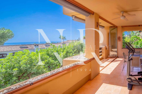 Apartamento con vistas al mar en Mansion Club, Marbella en venta