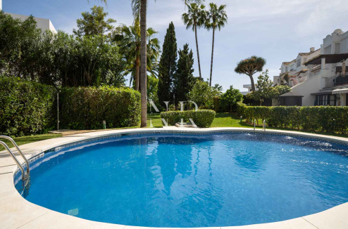Maison de ville avec vue sur la mer à Marbella Hill Club, Marbella, à vendre