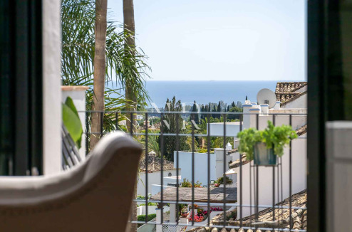 Maison de ville avec vue sur la mer à Marbella Hill Club, Marbella, à vendre