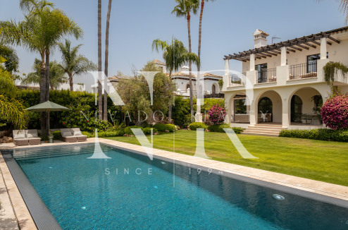 Beach side Villa in San Pedro de Alcántara for Sale