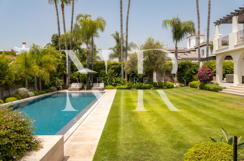 Beach side Villa in San Pedro de Alcántara for Sale