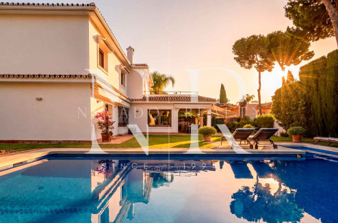 Villa for sale in Los Monteros Playa, with sea views