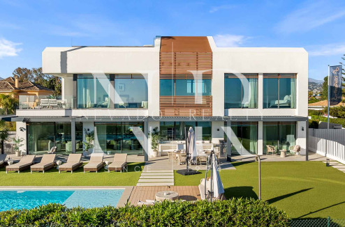 Villa en venta en Estepona Este, en primera línea de playa