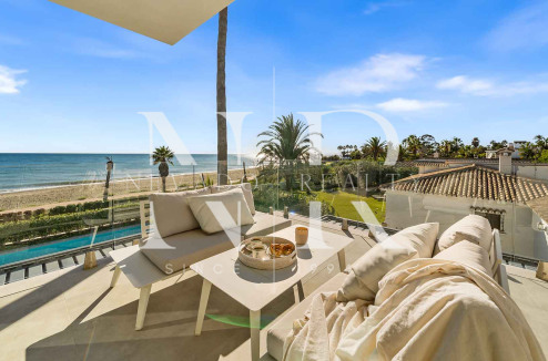 Villa en venta en Estepona Este, en primera línea de playa