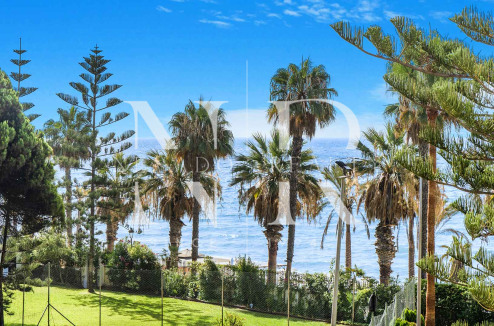 Townhouse for sale in Marbellamar, frontline beach with sea views