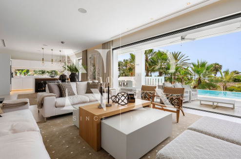 Villa en venta en Nagüeles, Marbella, con vistas panorámicas al mar y a las montañas