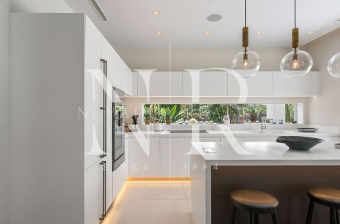 Villa en venta en Nagüeles, Marbella, con vistas panorámicas al mar y a las montañas