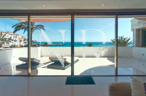 Appartement en première ligne de plage avec vue sur la mer à vendre à Puerto Banús, Marbella