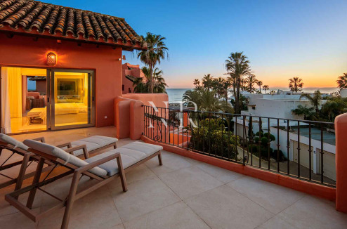 Ático en primera línea de playa en la Morera Playa, Marbella en venta