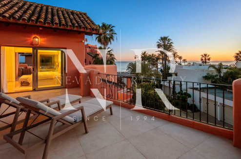 Ático en primera línea de playa en la Morera Playa, Marbella en venta