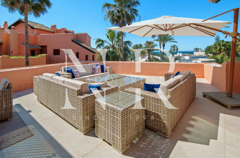 Ático en primera línea de playa en la Morera Playa, Marbella en venta