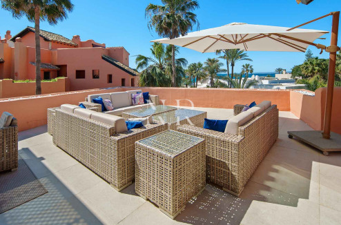 Ático en primera línea de playa en la Morera Playa, Marbella en venta