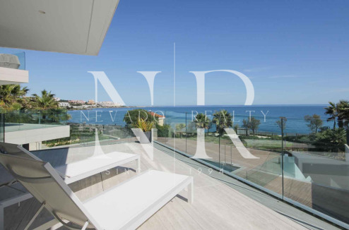 Apartamento en primera línea de playa en Bahía de Estepona en venta