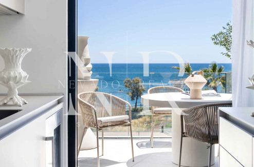 Apartamento en primera línea de playa en Bahía de Estepona en venta