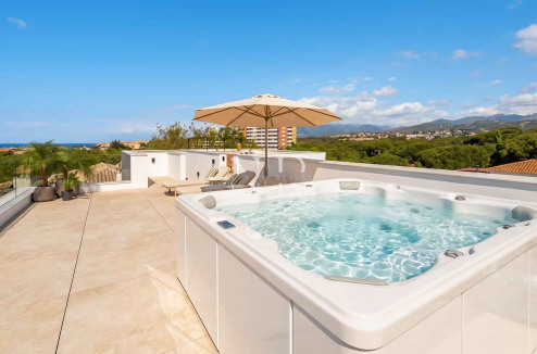 Villa en venta en Marbesa,  Marbella Este junto a la playa con vistas al mar
