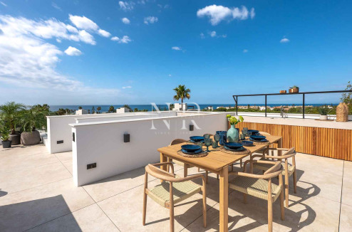 Villa en venta en Marbesa,  Marbella Este junto a la playa con vistas al mar
