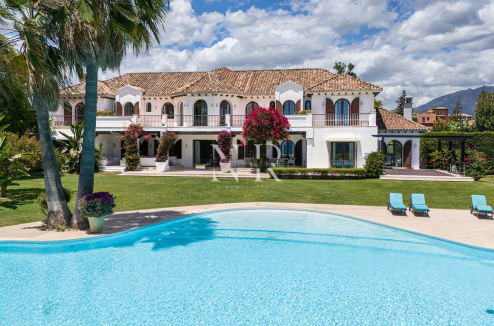 Villa à Estepona en première ligne de plage avec grand terrain à vendre